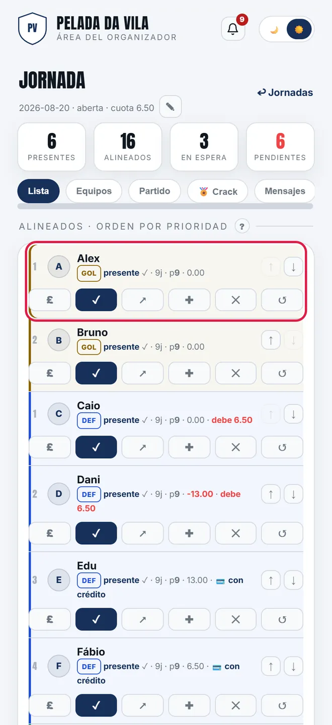 Cada fila tiene la identidad arriba y las acciones abajo: check-in, baja con aviso, falta, y las flechas ↑↓ que deciden el empate entre iguales.